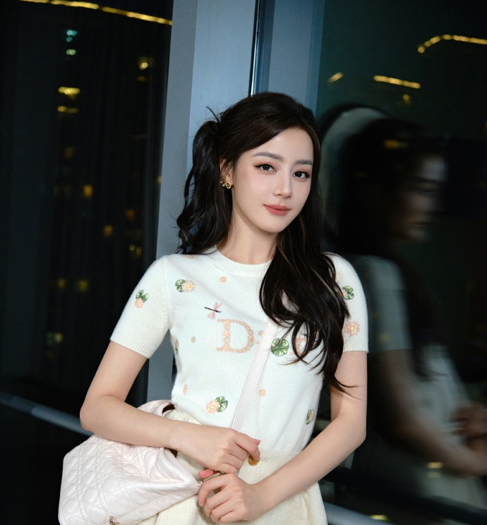 👗 迪麗熱巴最新 Dior 穿搭曝光！全白造型搭配 Lady Dior 手袋，優雅氣質再掀討論